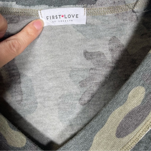 First Love Women’s Small Green Camo VNeck Slouchy Oversized Long Sleeve TShirt - Picture 2 of 7
